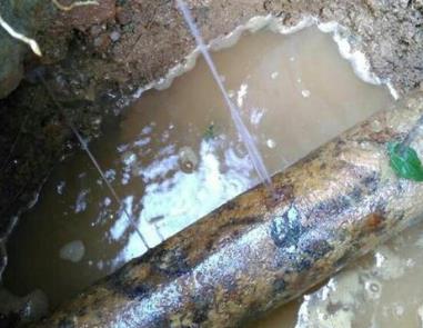 中原楼顶渗水维修公司分享下地暖漏水的原因及检测方法。